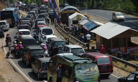  Antrean kendaraan arus balik pemudik memadati ruas Jalur Selatan di Tanjakan Lingkar Gentong, Tasikmalaya, Jawa Barat, Selasa (21/7). 