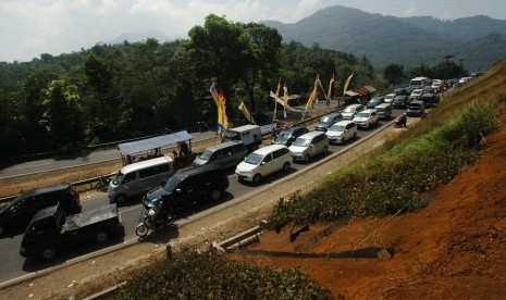  Antrean kendaraan arus balik pemudik memadati ruas Jalur Selatan di Tanjakan Lingkar Gentong, Tasikmalaya, Jawa Barat, Selasa (21/7). 