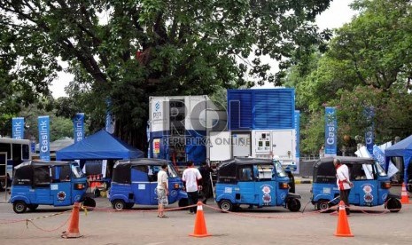    Antrean kendaraan bajaj yang mengisi bahan bakar gas (BBG) menggunakan Mobile Refueling Unit (MRU) di kawasan Monas, Jakarta Pusat, Rabu (4/9).    (Republika/Prayogi)