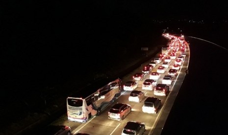 Antrean kendaraan dari gerbang tol Ungaran menuju gerbang tol Banyumanik tampak mengular sepa jang 5 kilometer, Senin (1/1) malam. Malam ini merupakan puncak arus balik libur Nataru di rua tol Semarang-Solo ini.