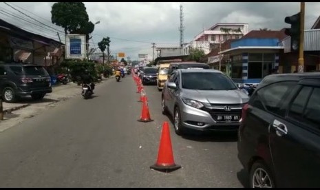 Antrean kendaraan di depan Pasar Padang Luar, Kota Bukittinggi.