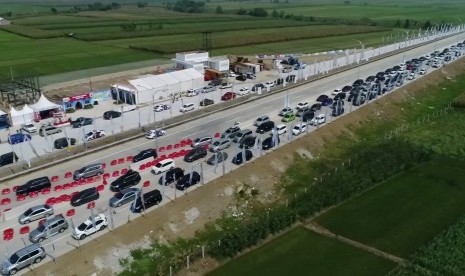 Antrean kendaraan di gerbang tol Kertasari.