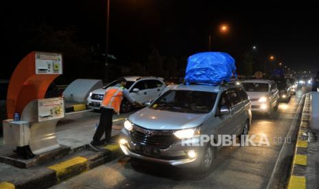 Antrean kendaraan di Gerbang Tol Merak, Cilegon, Banten. Kakorlantas Polri sebut sebanyak 600 ribu kendaraan belum kembali ke Jabodetabek.