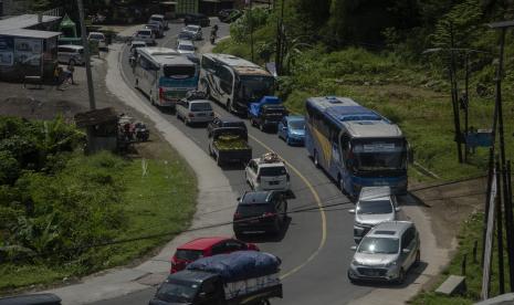 Antrean kendaraan di jalur Limbangan-Malangbong, Kabupaten Garut, Jawa Barat, Sabtu (30/4/2022). Pada H-2 Lebaran 2022, arus lalu lintas yang melintas di Jalur Selatan Jawa Barat terpantau padat sejak dini hari baik yang menuju Jawa Tengah maupun menuju Bandung-Jakarta.