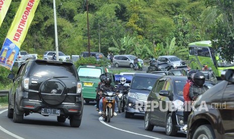 Antrean kendaraan di Jl Raya Limbangan, Kabupaten Garut, Ahad (10/7). Puncak arus balik lebaran di jalur selatan terpantau padat. (Mamu Muhyidin)