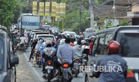 Antrean kendaraan di Jl Raya Limbangan, Kabupaten Garut, Ahad (10/7). Puncak arus balik lebaran di jalur selatan terpantau padat. (Mamu Muhyidin)