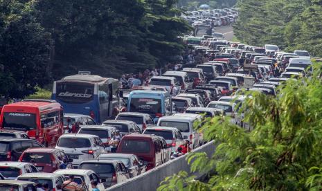 Antrean kendaraan di Tol Jagorawi menuju kawasan wisata Puncak, Ciawi, Kabupaten Bogor, Jawa Barat, Rabu (4/5/2022). Pada H+1 Lebaran kawasan Puncak Bogor mulai dipadati wisatawan, dan Polres Bogor memberlakukan rekayasa lalu lintas secara situasional sistem satu arah dan sistem lawan arah (contraflow) di Tol Jagorawi. 