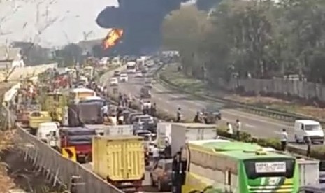 Antrean kendaraan di Tol Purbaleunyi akibat Kebakaran pipa pertamina terjadi di kawasan Melong Mancong, Cimahi Selatan, Kota Cimahi, Selasa (22/10). 