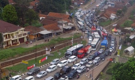 Antrean kendaraan memadati kawasan jalur Jalan Raya Nagreg, Kabupaten Bandung, Jawa Barat, Jumat (23/6). H-2 Lebaran diperkirakan merupakan puncak arus mudik di jalur Selatan Jawa Barat via Nagreg menuju wilayah Tasikmalaya dan Garut.