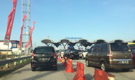 Antrean kendaraan memasuki Gerbang Tol Palimanan hingga mencapai 14 kilometer, Sabtu (2/7).