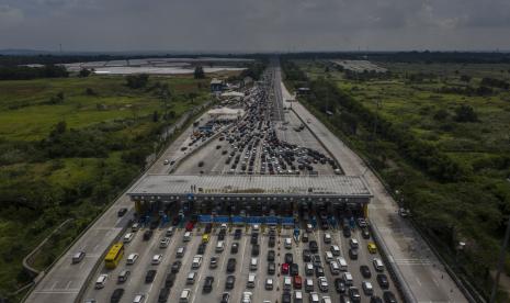 Antrean kendaraan menuju arah Jakarta di Gerbang Tol Cikampek Utama, Kabupaten Karawang, Jawa Barat, Jumat (6/5/2022). Pemerintah pada mudik Lebaran 2023, bakal memberi diskon tarif tol 20 persen pada pada H-5 sampai H-6 atau tanggal 16 dan 17 April 2023. 