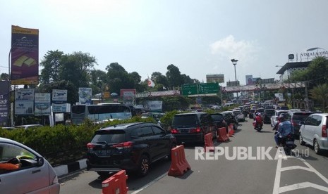 Antrean kendaraan menuju arah Puncak terlihat dari Pos Pantau Simpang Gadog, Selasa (19/6). Sistem one way mulai diberlakukan pukul 07:00. 