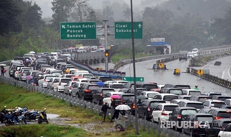 Antrean kendaraan menuju jalur wisata Puncak di tol Jagorawi, Gadog, Kabupaten Bogor, Jawa Barat.