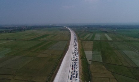 Antrean kendaraan panjang terjadi di ol fungsional Pejagan - Pemalang, Sabtu (9/6)  pagi. Antrian panjang kendaraan mencapai hingga Gerbang tol Kertasari, Tegal.