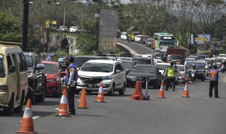 Antrean kendaraan pemudik arus balik di Jalur Selatan Ciawi, Kabupaten Tasikmalaya, Jawa Barat, Jumat (6/5/2022). Polres Tasikmalaya Kota mengalihkan arus kendaraan dari arah Timur atau Jawa Tengah yang menuju Bandung-Jakarta melalui jalur Selatan, Kabupaten Garut, untuk mengurai kemacetan.