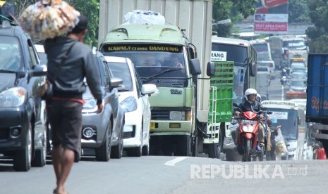 Antrean kendaraan pemudik di jalur selatan, wilayah Limbangan, Kabupaten Garut, Jawa Barat, Senin (11/6). 