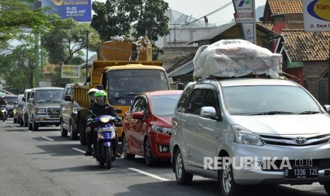  Antrean kendaraan pemudik di ruas Jalan Limbangan, Kabupaten Garut, Rabu (21/6). 