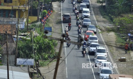  Antrean kendaraan pemudik di ruas Jalan Limbangan, Kabupaten Garut, Rabu (21/6). 