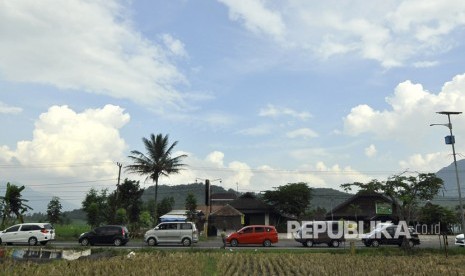 Antrean kendaraan pemudik di ruas Jalan Limbangan, Kabupaten Garut, Rabu (21/6). 