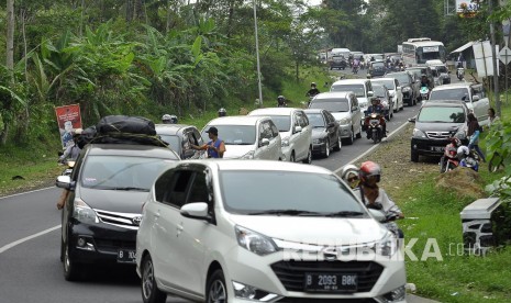 Antrean kendaraan pemudik pada H-2 Lebaran di jalur Selatan Desa Citeuras, Jalan Malangbong, Kabupaten Garut, Jumat (23/6)