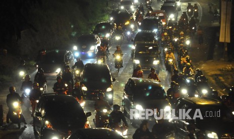 Antrean kendaraan pemudik pada H-2 Lebaran di ruas Jalan Raya Nagreg, Kabupaten Bandung, Jumat (23/6). 