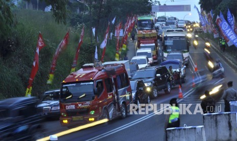 Antrean kendaraan pemudik pada H-2 Lebaran di ruas Jalan Raya Nagreg, Kabupaten Bandung, Jumat (23/6). 