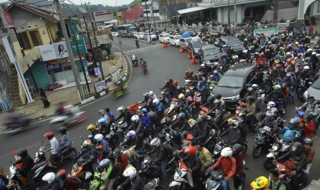 Antrean kendaraan pemudik pada H-2 Lebaran di ruas Jalan Raya Malangbong, Kabupaten Garut, Jumat (23/6).