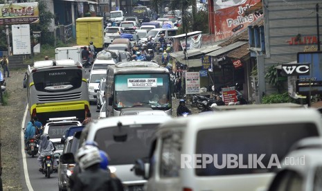 Antrean kendaraan pemudik pada H-2 Lebaran di ruas Jalan Raya Malangbong, Kabupaten Garut.