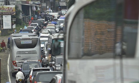 Antrean kendaraan pemudik pada H-2 Lebaran di ruas Jalan Raya Malangbong, Kabupaten Garut, Jumat (23/6).