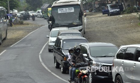 Antrean kendaraan pemudik pada H-3 dijalur selatan Desa Citeuras, Kecamatan Malangbong, Kabupaten Garut, Kamis (22/6).