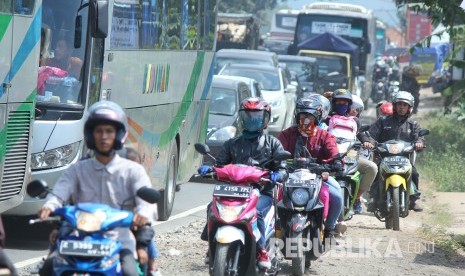 Antrean kendaraan pemudik tampak di jalur selatan, wilayah Limbangan, Kabupaten Garut, Jawa Barat, Senin (11/6).