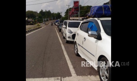 Antrean kendaraan pemudik yang ingin menyeberang dari Pelabuhan Muntok (Bangka) menuju Tanjung Api Api (Sumatra Selatan) mencapai tiga kilometer.