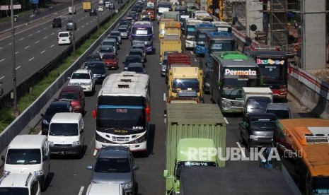 Antrean kendaraan saat melintas di ruas Tol Jakarta Cikampek.