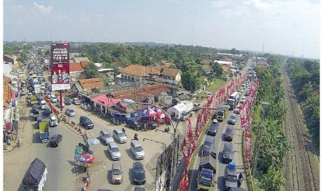 Antrean kendaraan tampak memadat di Simpang Jomin Cikampek, Karawang,Kamis(24/7).