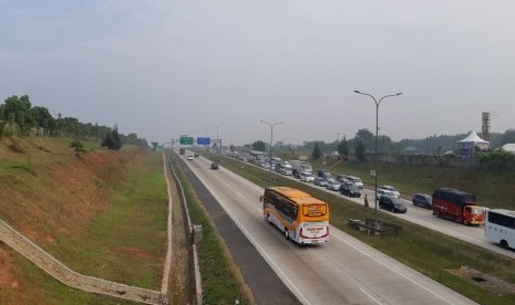 Antrean kendaraan terlihat di ruas Tol Cipali. Antrean ini, diduga akibat banyaknya kendaraan yang masuk ke rest area KM 86 Tol Cipali. Pengelola Tol Cipali akan mewaspadai terjadinya penumpukan kendaraan di rest area.