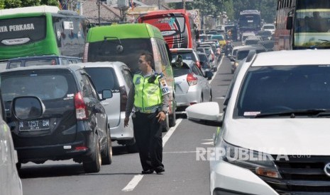 Antrean kendaraan terpantau menjelang simpang Bawen, Kecamatan Bawen, Kabupaten Semarang, Ahad (17/6).