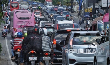 Antrean kendaraan terpantau menjelang simpang Bawen, Kecamatan Bawen, Kabupaten Semarang, Ahad (17/6).