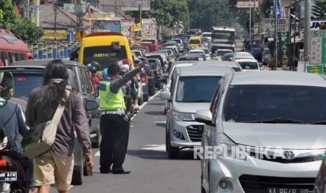 Antrean kendaraan terpantau menjelang simpang Bawen, Kecamatan Bawen, Kabupaten Semarang.