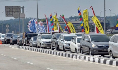 Antrean kendaraan terpantau selepas gerbang tol Salatiga, Rabu (21/6). Volume kendaraan yang lintas di ruas tol fungsional Bawen- Salatiga semakin meningkat.