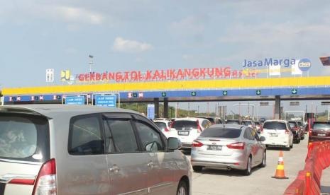 Antrean kendaraan yang akan masuk Kota Semarang terpantau di gerbang Tol (GT) Kalikangkung, Kota Semarang, Kamis (29/10). Ditlantas Polda Jawa Tengah menyampaikan volume lalu lintas dalam tol Semarang- Batang terus meningkat pada hari kedua cuti bersama dan libur panjang akhir pekan ini.