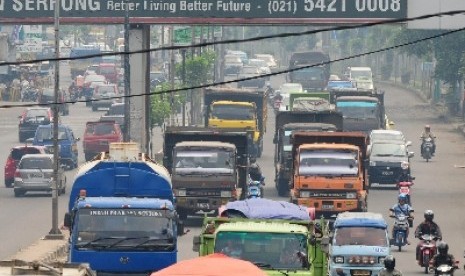 Antrean kendaraan yang memasuki Kota Tangerang Selatan di Jalan Raya Serpong.