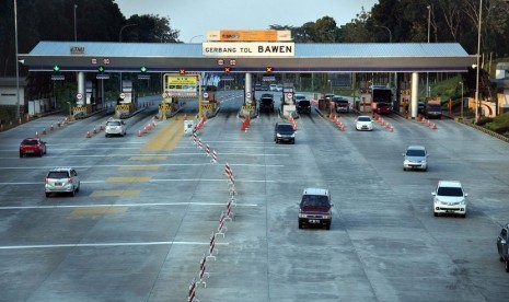 Antrean kendaraan yang tengah bertransaksi di gerbang tol Bawen. PT TMJ selaku operator jalan tol mulai memberlakukan transaksi non tunai penuh di gerbang tol Bawen ini mulai 15 Oktober 2017.