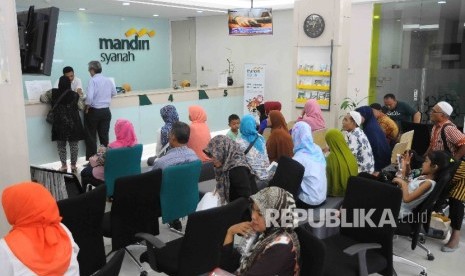 Antrean nasabah untuk melakukan pelunasan Biaya Penyelenggaraan Ibadah Haji (BPIH) di Banking Hall Bank Syariah mandiri (BSM) Cabang Mayestik, Jakarta, Senin (10/4).