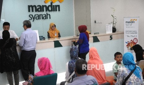 Antrean nasabah untuk melakukan pelunasan Biaya Penyelenggaraan Ibadah Haji (BPIH) di Banking Hall Bank Syariah mandiri (BSM) Cabang Mayestik, Jakarta (Ilustrasi)