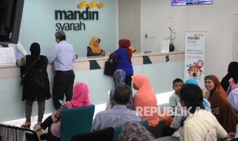 Antrean nasabah untuk melakukan pelunasan Biaya Penyelenggaraan Ibadah Haji (BPIH) di Banking Hall Bank Syariah mandiri (BSM) Cabang Mayestik, Jakarta, Senin (10/4).