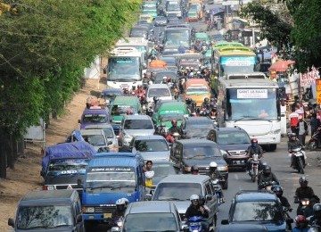 Antrean panjang kendaraan bermotor di Jalan Raya Cipacing, Rancaekek, Kabupaten Bandung, Jabar, Ahad (4/9). Arus balik kendaraan para pemudik mencapai puncaknya pada Ahad.