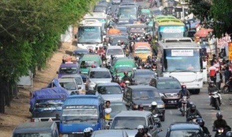 Antrean panjang kendaraan bermotor di Jalan Raya Cipacing, Rancaekek, Kabupaten Bandung