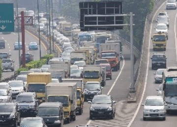 Antrean panjang kendaraan tampak di jalan tol dalam kota dari Tomang menuju Cawang, Jakarta, Jum'at (10/6), di hari terakhir masa uji coba pembatasan truk masuk tol dalam kota.