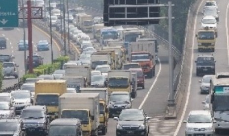 Antrean panjang kendaraan tampak di jalan tol dalam kota dari Tomang menuju Cawang, Jakarta, Jum'at (10/6), di hari terakhir masa uji coba pembatasan truk masuk tol dalam kota.