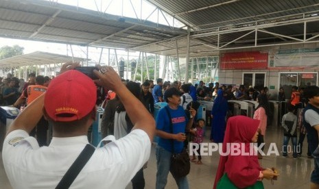 Antrean panjang terjadi di gate electronic Stasiun Bogor, Senin (23/7). Antrean terjadi akibat pembaruan perangkat ticketing dari PT KCI.